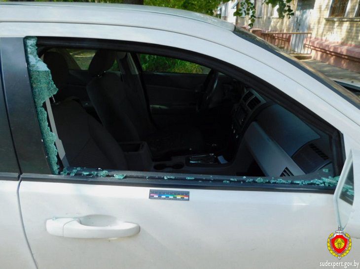 В Бобруйске мужчина разбил стекла в 12 автомобилях В Бобруйске мужчина разбил стекла в 12 автомобилях