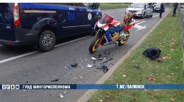 Мотоцикл отбросило на «Ауди»: в Минске байкер с пассажиром попали в беду 
