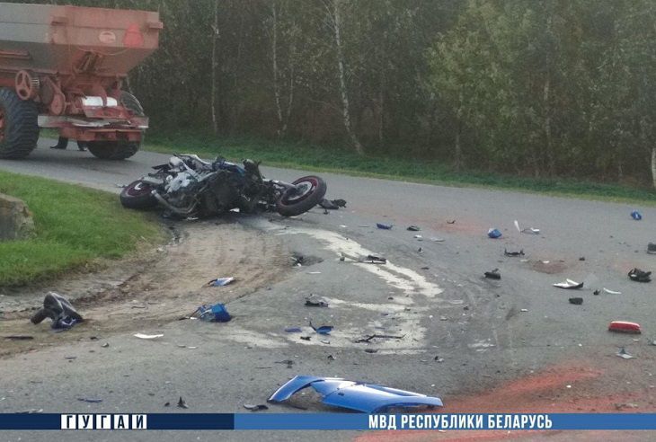 Мотоциклист-бесправник столкнулся с трактором в Ивановском районе: двое пострадавших