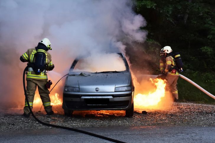 В МЧС Беларуси рассказали, как действовать при пожаре в автомобиле