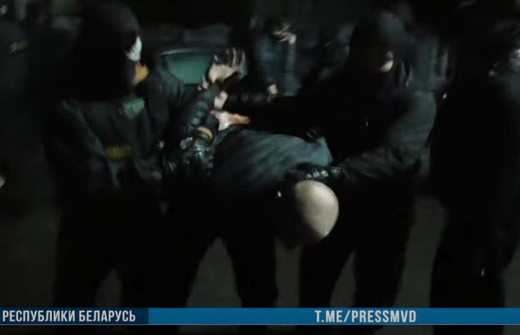 В Бобруйске с ОМОНом задерживали поджигателей «Табакерки» – кадры
