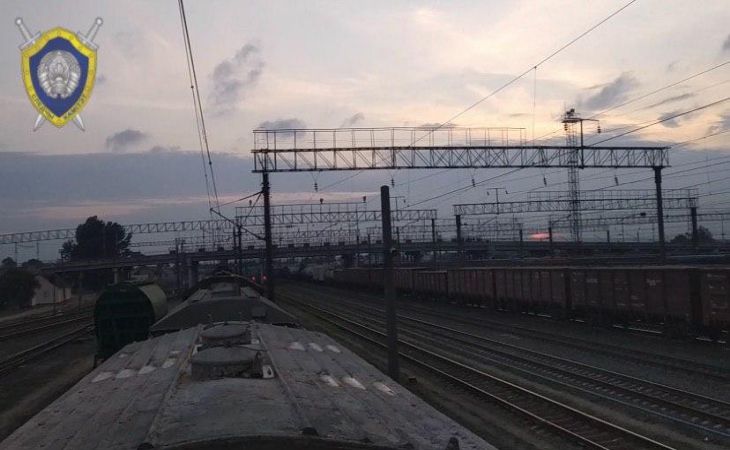 В Барановичах 15-летний подросток забрался на крышу поезда и попал в больницу