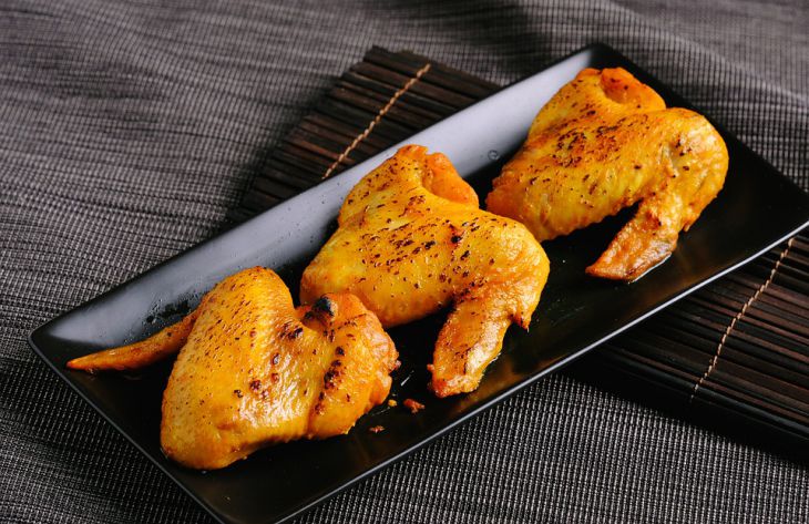 Пальчики оближешь: готовим запеченные куриные крылышки с аппетитным соусом