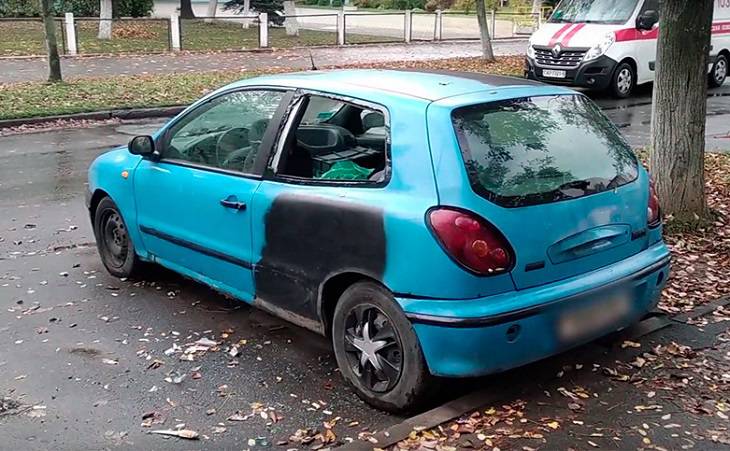 Житель Солигорска обиделся на коллегу и отомстил, разбив стекло в ее машине