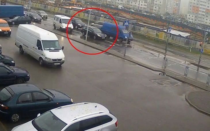 Под Минском пьяный водитель уснул за рулем в ожидании зеленого сигнала светофора – кадры