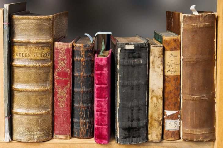 Три самых объемных книги в мире: на их чтение у некоторых уходят годы