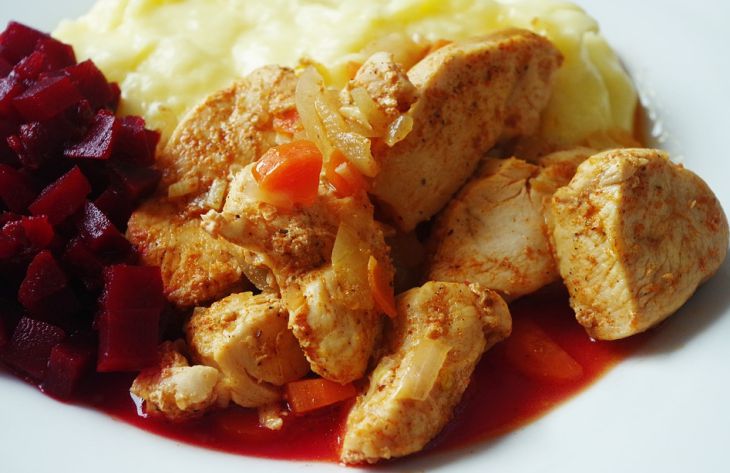 Простой рецепт запеченной курицы с овощами