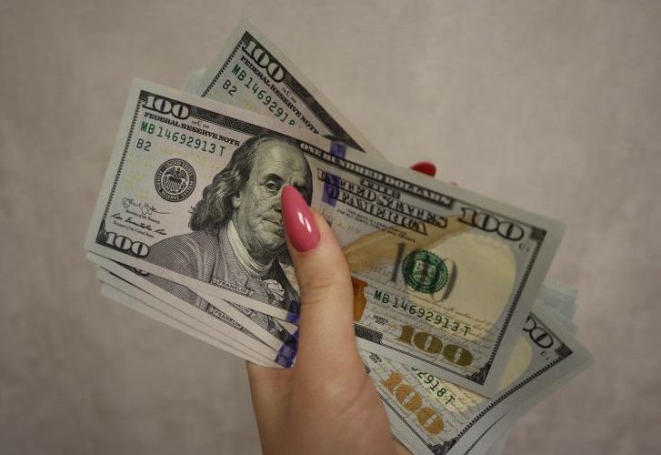 В Полоцке женщина ответила на звонок и лишилась 600 долларов