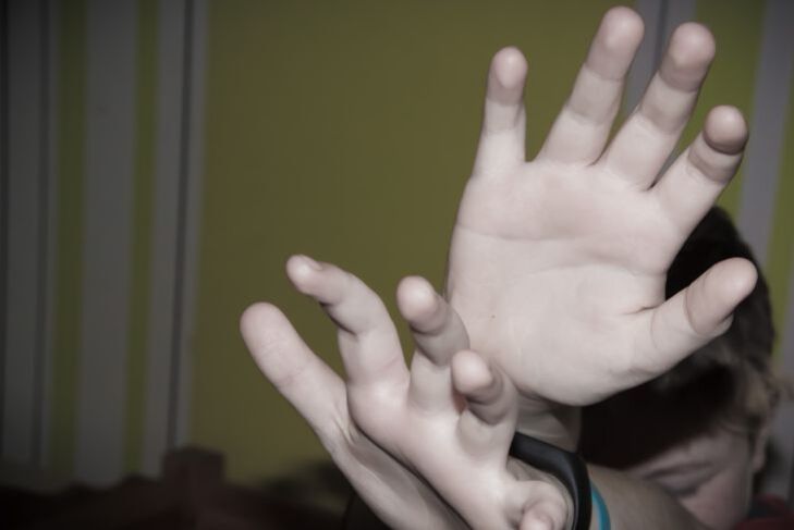 56-летняя женщина забетонировала своего 12-летнего сына