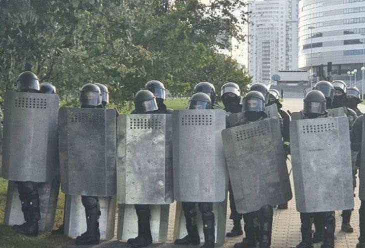 Силовики зачистили от протестующих центральные районы Минска