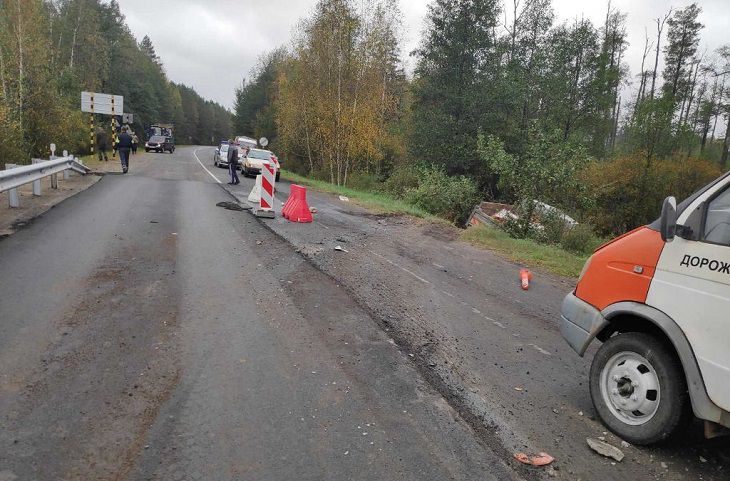 Под Житковичами МАЗ врезался в ограждение на мосту – придавило рабочего