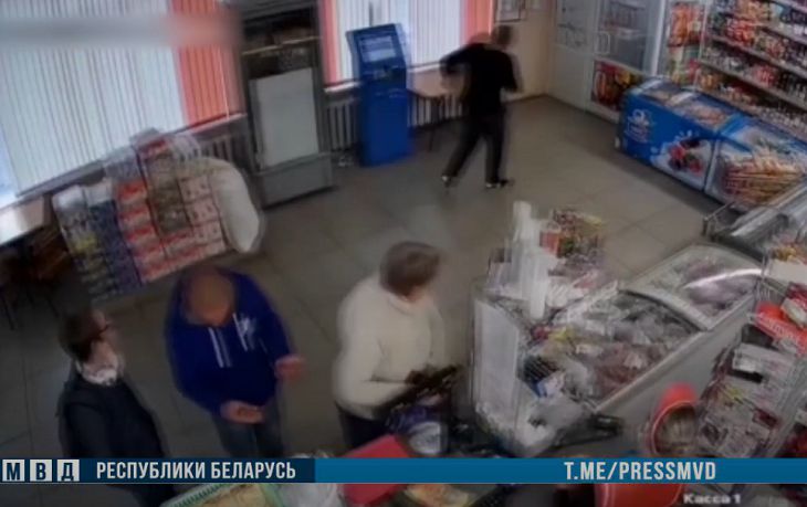 Житель Быхова украл из магазина урну с пожертвованиями на глазах продавца и покупателей – кадры