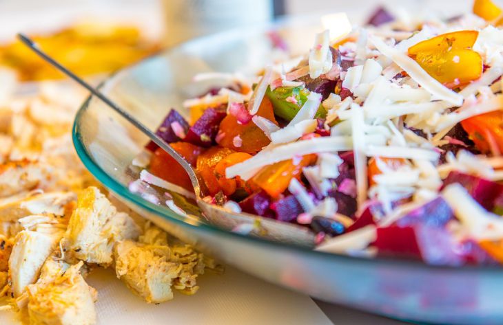 Для тех, кому не хватает белка и витаминов: рецепт салата с курицей и фасолью