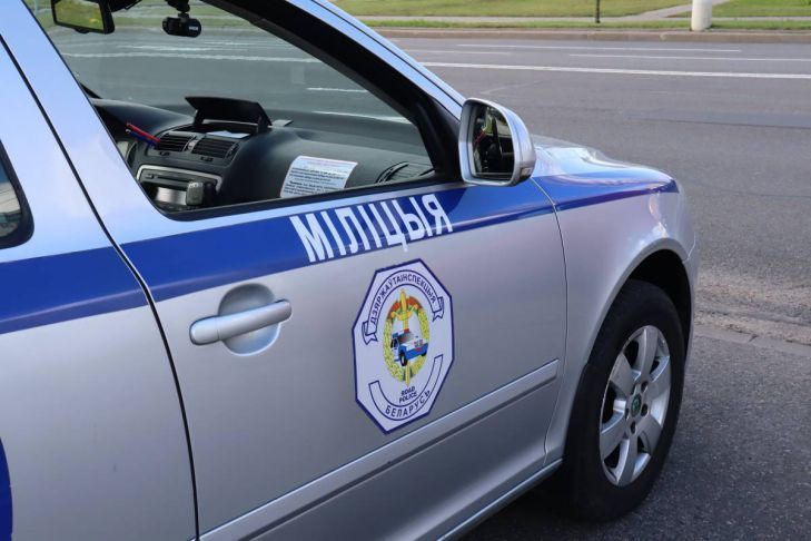 В Минске прямо на тротуаре автомобиль наехал на женщину. Водитель скрылся В Минске прямо на тротуаре автомобиль наехал на женщину. Водитель скрылся