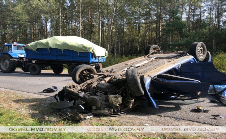 Под Гомелем женщина на «Мазде» хотела обогнать трактор, но врезалась в прицеп: погиб пассажир