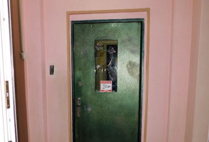 Пьяная женщина разбила стекло входной двери в здании милиции в Гомеле