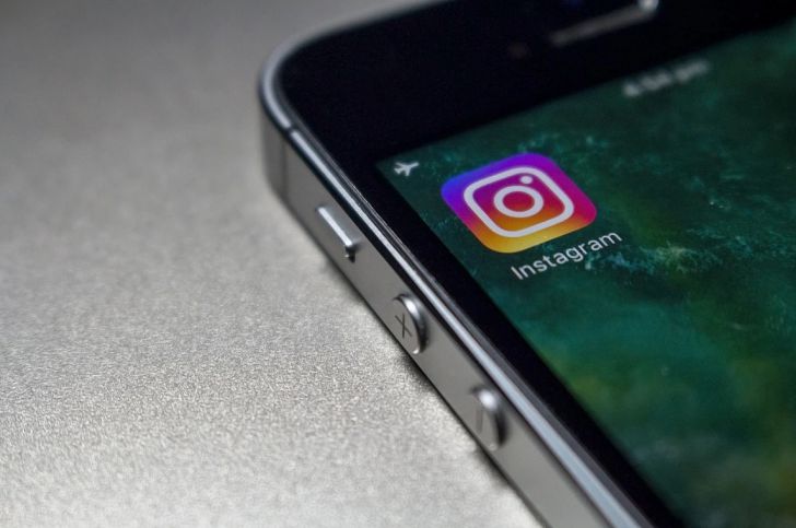 Instagram будет «прятать» комментарии с оскорблениями