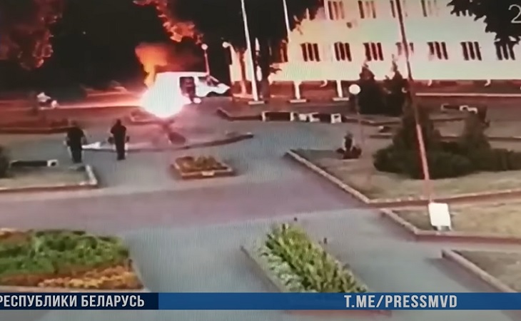 В Жабинке подростки бросили в авто милиции коктейль Молотова: какое наказание их ждет