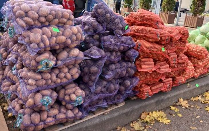Лукашенко поделился урожаем картофеля с ОМОНом