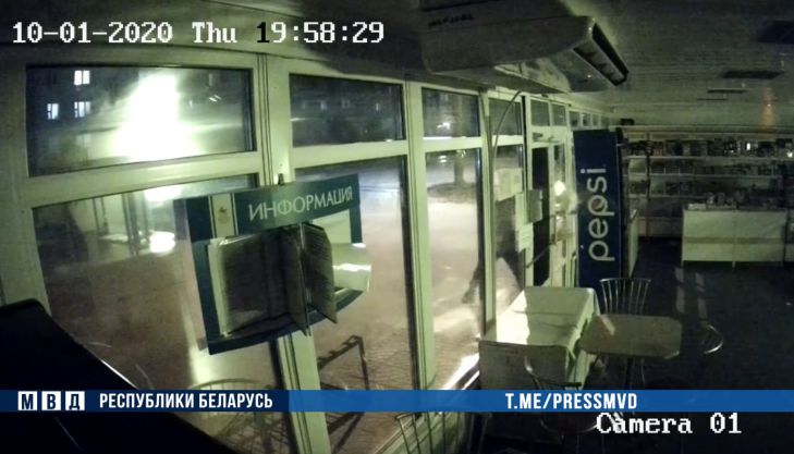 В Лепеле мужчина дважды разбивал стекло в одном и том же магазине. Вот чем завершилась третья попытка