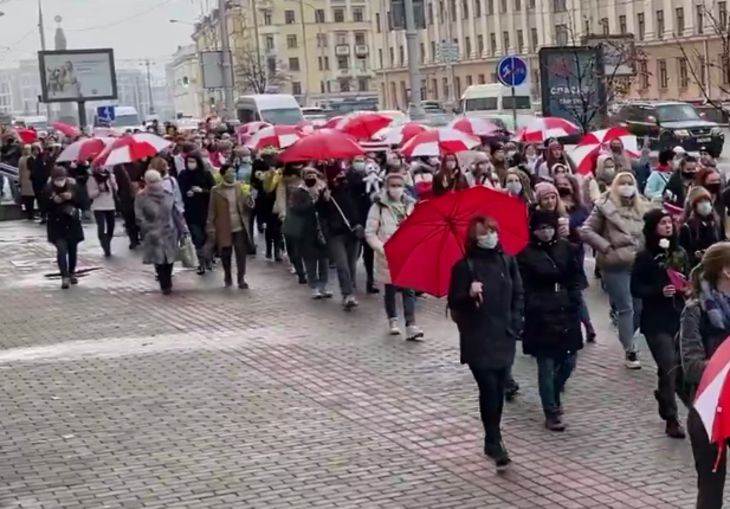 «Забастовка!»: в Минске проходит субботний женский марш
