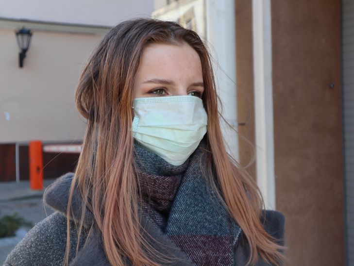 Ученые выяснили, что лучше защищает от COVID-19 – маски или лицевые щитки