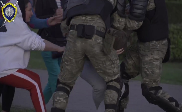 На минчанку, которая похитила рацию у военного на акции протеста, завели дело 