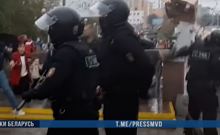 Разбил стекло и бросил в омоновца коробку с мусором. Участник протестов в Минске заработал две «уголовки»