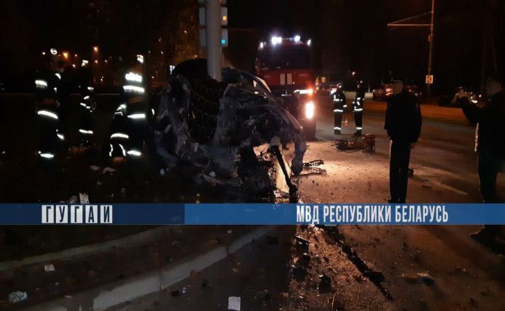 Страшное ДТП в Минске: Polo влетел в столб и развалился на части, погибли 3 человека 