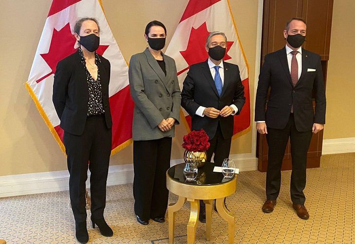 Глава МИД Канады пообещал Тихановской поддержать белорусскую оппозицию