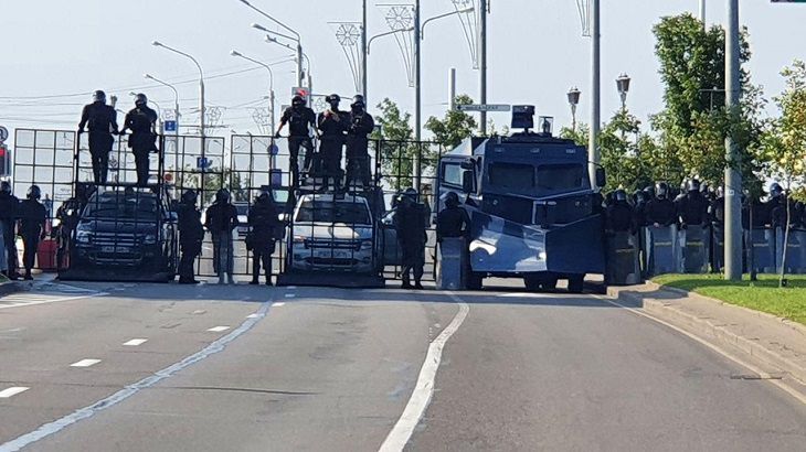 В Минске на акции протеста сломали водомет