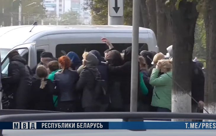 На протестах в Витебске девушка повредила милицейский бус: возбуждено уголовное дело