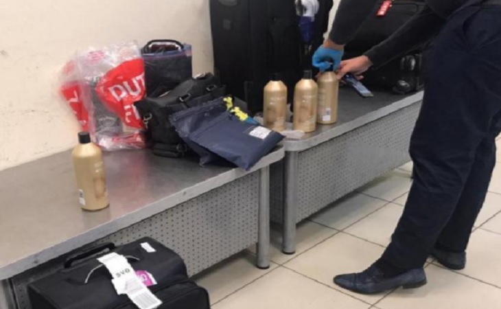 Бортпроводницы «Аэрофлота» пытались провезти 6,5 кг наркотиков в бутылках шампуня