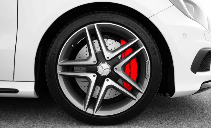 Автоэксперты перечислили 5 способов остановки машины после отказа тормозов Автоэксперты перечислили 5 способов остановки машины после отказа тормозов