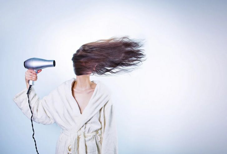 Как нельзя сушить волосы феном: 5 главных ошибок