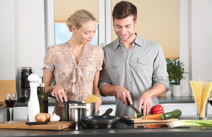 Вкусно, сытно и просто: готовим салат из ветчины и сыра Вкусно, сытно и просто: готовим салат из ветчины и сыра