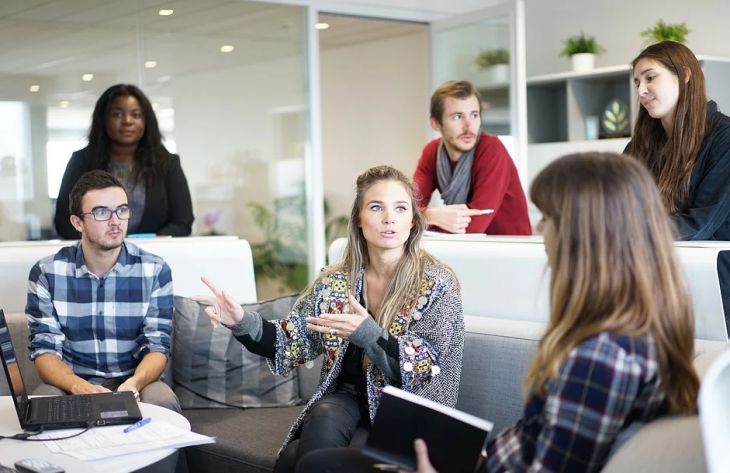 Как понять, что коллега вас подсиживает: специалисты назвали 3 признака