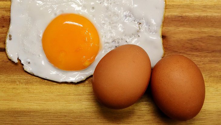 Какие яйца полезнее: с белой или темной скорлупой