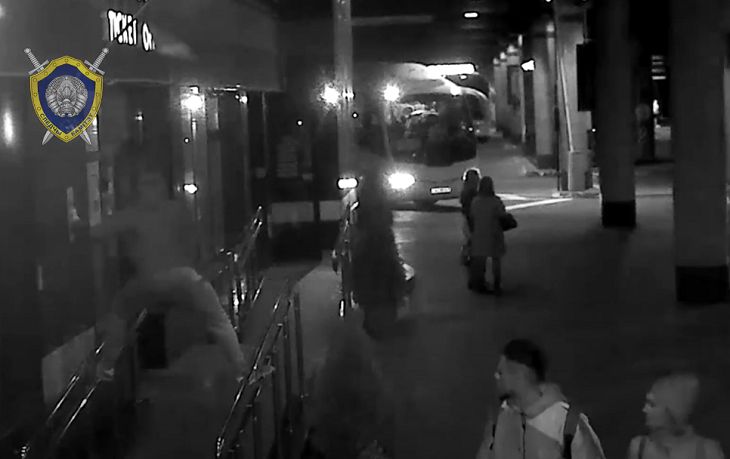 В Минске будут судить 19-летнего парня, который снял госфлаг с вокзала и избил пенсионера флагштоком