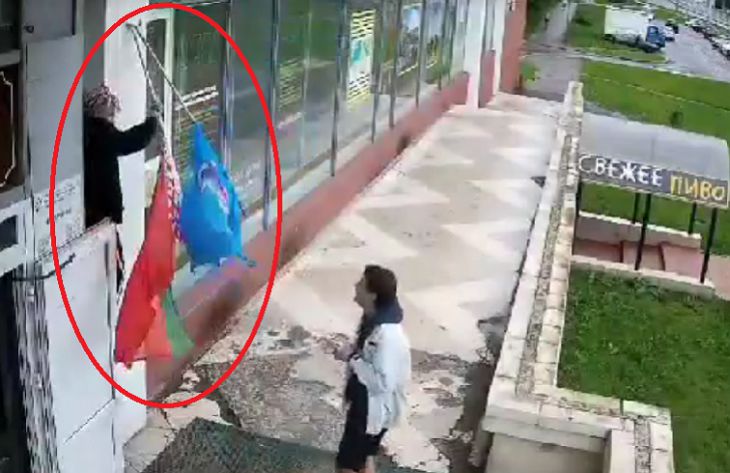 В Минске будут судить 27-летнего парня, протиравшего обувь государственным флагом 