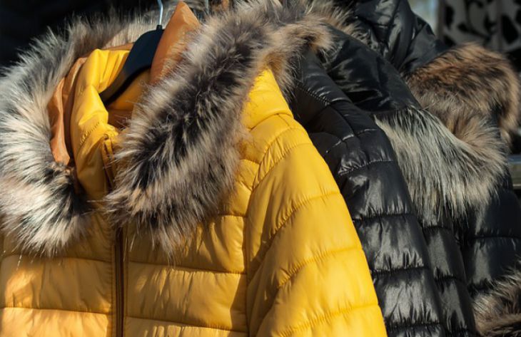 Опытные хозяйки рассказали, как правильно стирать пуховики в стиральной машине