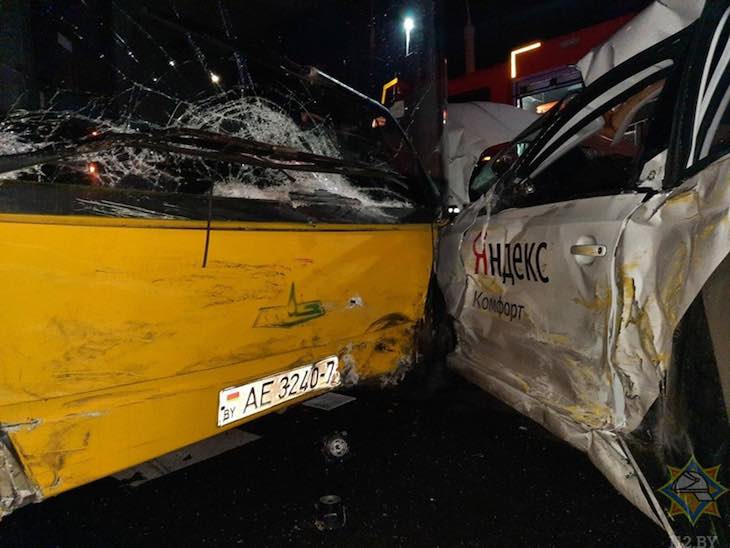 В Минске произошло столкновение такси и автобуса