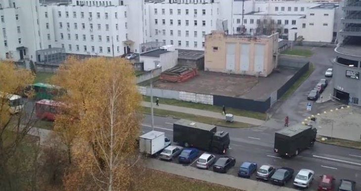 Во многих районах Минска замечена спецтехника: ее стягивают в центр 