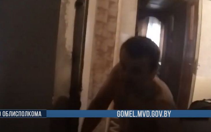 В Петриковском районе мужчина напал на милиционеров В Петриковском районе мужчина напал на милиционеров