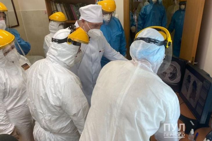 Впервые за весь период пандемии: Лукашенко появился в медицинской маске Впервые за весь период пандемии: Лукашенко появился в медицинской маске