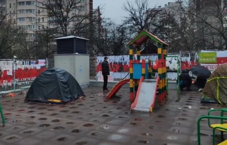 На «Площади Перемен» люди дежурили всю ночь, несмотря на холод и мокрый снег На «Площади Перемен» люди дежурили всю ночь, несмотря на холод и мокрый снег