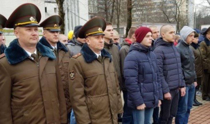 В Беларуси началась отправка призывников в войска в условиях пандемии 