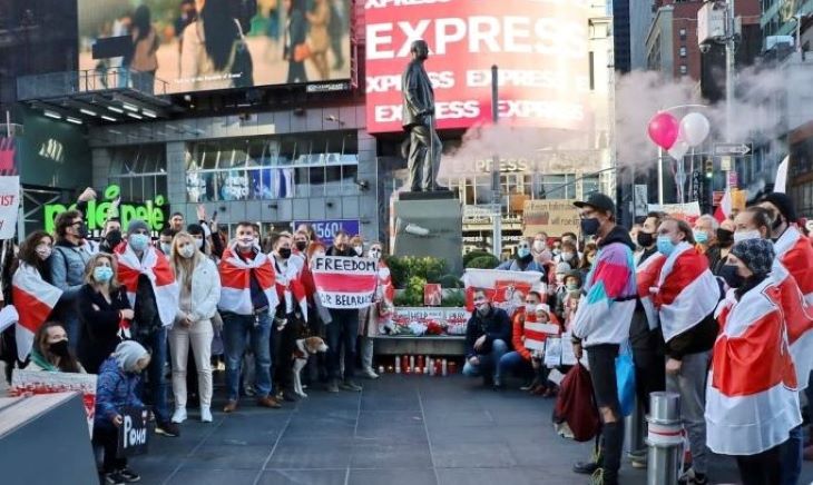 Белорусы в Нью-Йорке вышли на Таймс-сквер в память о Романе Бондаренко