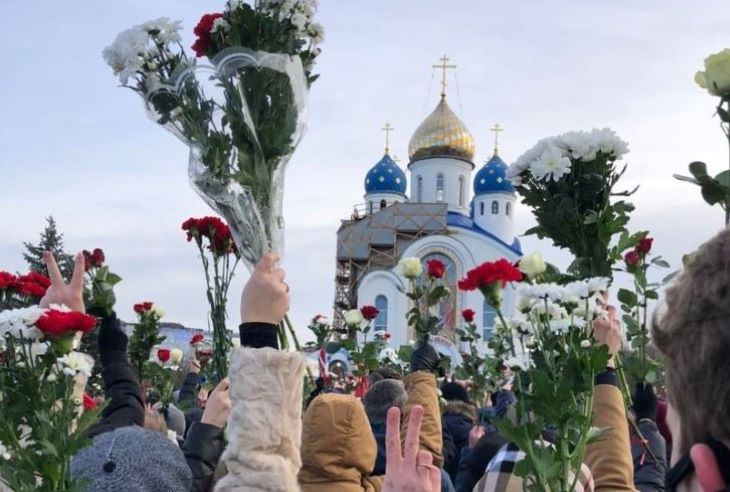 Тысячи скорбящих людей с цветами: В Минске проходит прощание с Романом Бондаренко