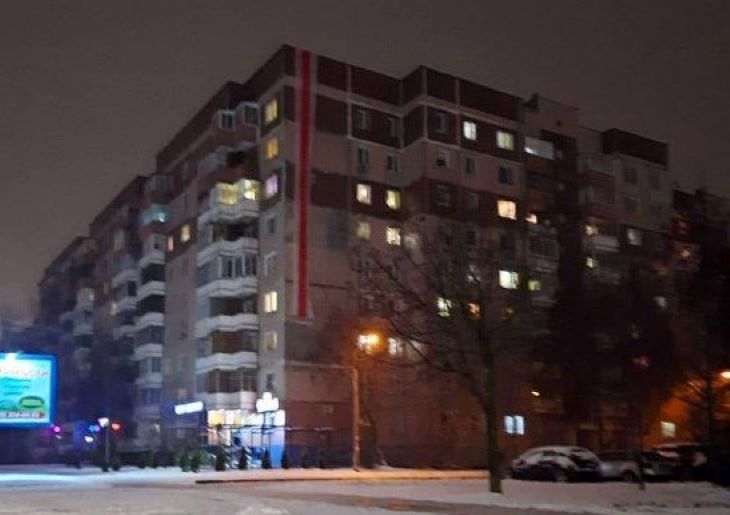 В Витебске повесили огромный БЧБ-флаг около дома мэра